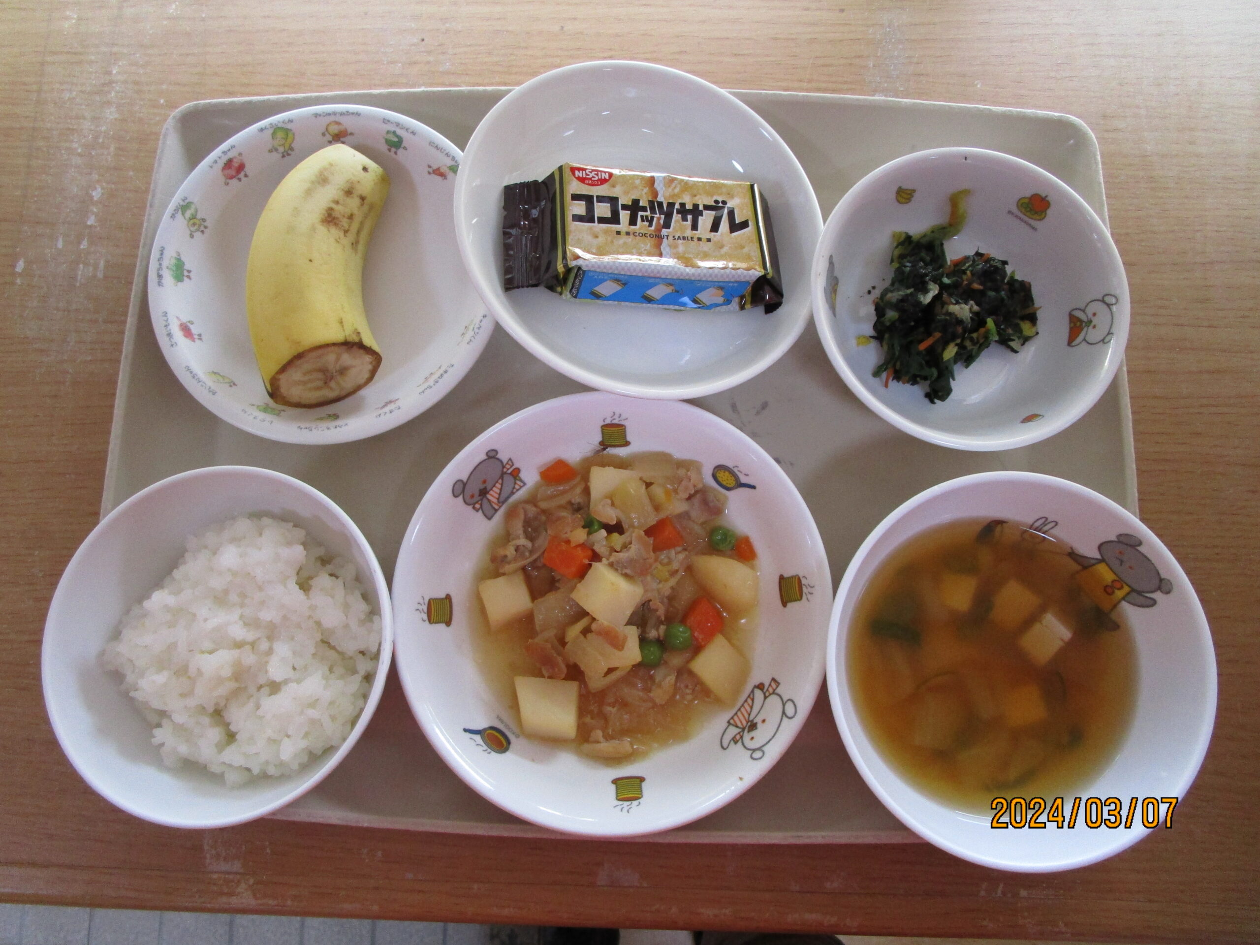 肉じゃが　　いそあえ 豆腐の味噌汁　バナナ おやつはココナッツサブレ